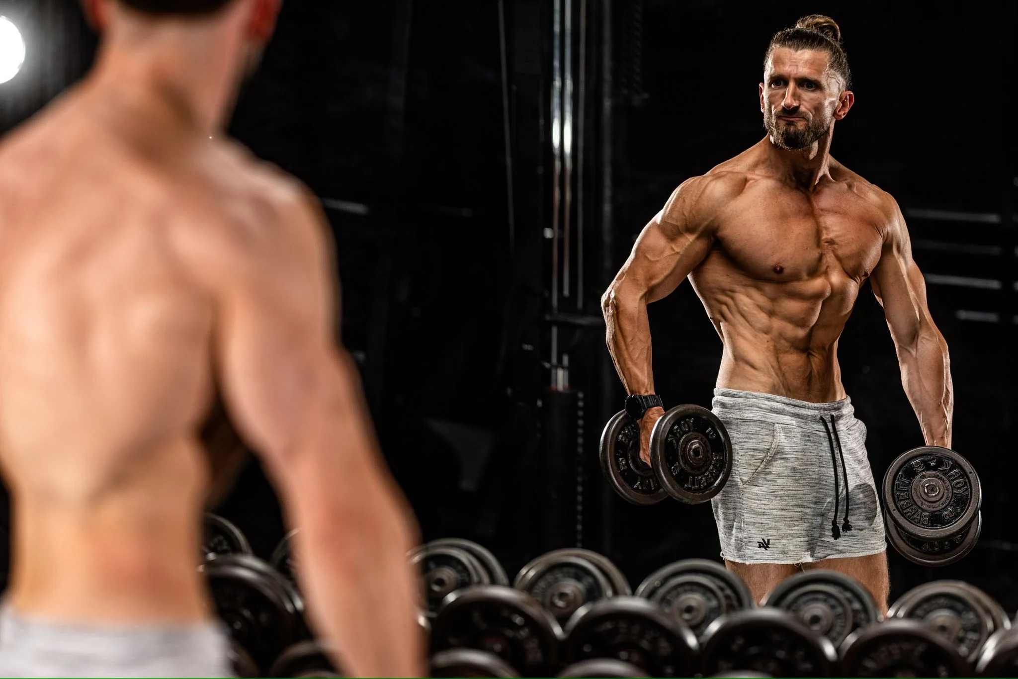 Nick training with dumbbells in the Eteneva Fitness studio